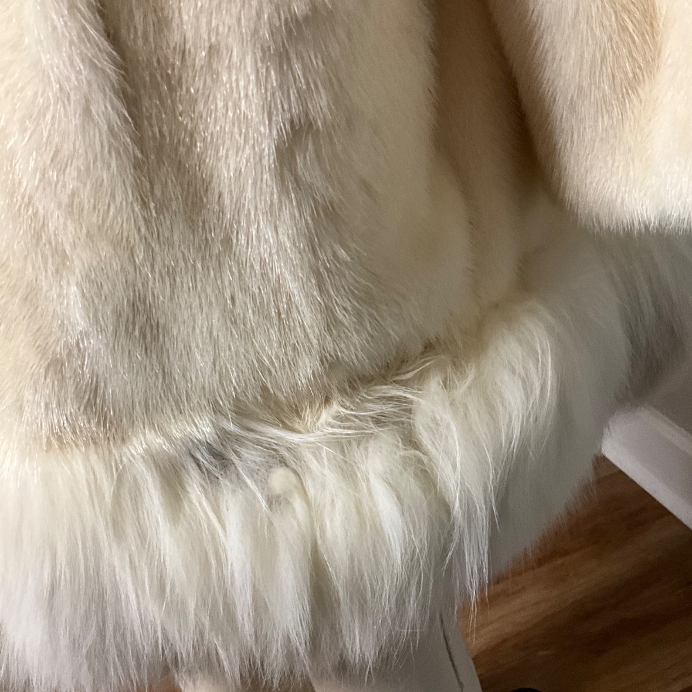 **STUNNING Mink & Fox Fur Coat** - Picture 8 of 9